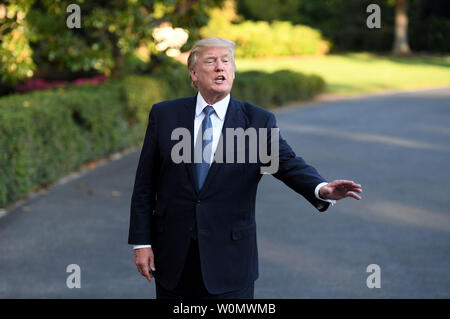 Il presidente statunitense Donald Trump risponde alle domande della stampa dopo passo fuori della Marina Uno sul prato del Sud il 24 settembre 2017 a Washington, DC. Il Presidente stava tornando da Trump National Golf Club in New Jersey. Foto di Olivier Douliery/UPI Foto Stock