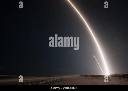 Un SpaceX Falcon 9 rocket portando una segreta del governo degli Stati Uniti i lanci di satelliti da Space Launch Complex 40 (SLC-40) alla Cape Canaveral Air Force Station, Florida, il 7 gennaio 2018. Le relazioni indicano che il payload classificati, nome in codice Zuma, ha fallito in qualche modo portando ad una perdita. Foto di SpaceX /UPI Foto Stock