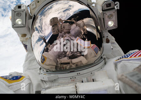 Il 23 gennaio 2018, Mark Vande Hei strappato il suo ritratto, meglio noto come 'spazio-selfie,' durante il primo spacewalk dell'anno. Gli astronauti della NASA Vande Hei e crewmate Scott Tingle si è avventurato fuori della Stazione Spaziale Internazionale per effettuare interventi di manutenzione sulla stazione di Canadarm2 braccio robotico durante un sette ore e 24-minute spacewalk. La NASA/UPI Foto Stock