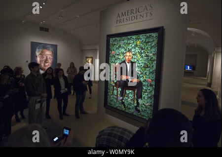 Un ritratto di ex presidente Barack Obama è visualizzato in del Smithsonian National Portrait Gallery di Washington, DC il 13 febbraio 2018. Il suo ritratto ed ex first lady Michelle Obama il ritratto sono state aperte per la visualizzazione da parte del pubblico di oggi. Barack è stato ritratto da Kehinde Wiley ed è un olio su tela. L'ex Presidente Bill Clinton del ritratto è a sinistra nella Sala dei presidenti. Foto di Pat Benic/UPI Foto Stock