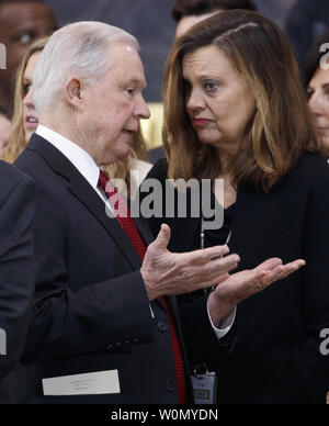 Procuratore generale USA Jeff sessioni (L) colloqui con il leader della maggioranza del Senato Mitch McConnell è capo del personale di Sharon Soderstrom (R) prima della cerimonia per l evangelista americano Billy Graham nella Rotunda del Campidoglio degli Stati Uniti in Washington, DC, Stati Uniti d'America, 28 febbraio 2018. Graham era le nazioni meglio conoscere Christian evangelista, predicando a milioni di utenti in tutto il mondo, come pure è un advisor per noi presidenti oltre i suoi 6 anni di carriera. Foto di Shawn Thew/UPI Foto Stock