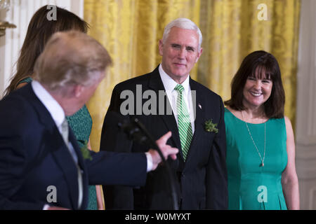 Il Vicepresidente degli Stati Uniti Mike Pence e seconda lady Karen Pence guardare come presidente degli Stati Uniti Trump parla durante il Shamrock Bowl presentazione presso la Casa Bianca a Washington D.C. su Marzo 15th, 2018. Foto di Alex Edelman/UPI Foto Stock