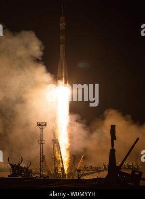 Il Soyuz MS-08 razzo viene lanciato con spedizione 55 Soyuz Commander Oleg Artemyev di Roscosmos e gli ingegneri di volo Ricky Arnold e Drew Feustel della NASA, il 21 marzo 2018, presso il cosmodromo di Baikonur in Kazakistan. Artemyev, Arnold e Feustel permetterà di trascorrere i prossimi cinque mesi vivere e lavorare a bordo della Stazione Spaziale Internazionale. Foto NASA da Joel Kowsky/UPI Foto Stock