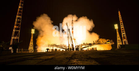 Il Soyuz MS-08 razzo viene lanciato con spedizione 55 Soyuz Commander Oleg Artemyev di Roscosmos e gli ingegneri di volo Ricky Arnold e Drew Feustel della NASA, il 21 marzo 2018, presso il cosmodromo di Baikonur in Kazakistan. Artemyev, Arnold e Feustel permetterà di trascorrere i prossimi cinque mesi vivere e lavorare a bordo della Stazione Spaziale Internazionale. Foto NASA da Joel Kowsky/UPI Foto Stock