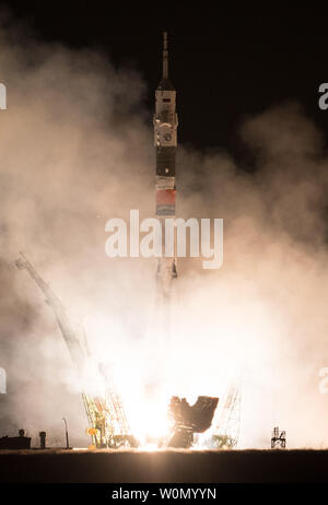 Il Soyuz MS-08 razzo viene lanciato con spedizione 55 Soyuz Commander Oleg Artemyev di Roscosmos e gli ingegneri di volo Ricky Arnold e Drew Feustel della NASA, il 21 marzo 2018, presso il cosmodromo di Baikonur in Kazakistan. Artemyev, Arnold e Feustel permetterà di trascorrere i prossimi cinque mesi vivere e lavorare a bordo della Stazione Spaziale Internazionale. Foto NASA da Joel Kowsky/UPI Foto Stock