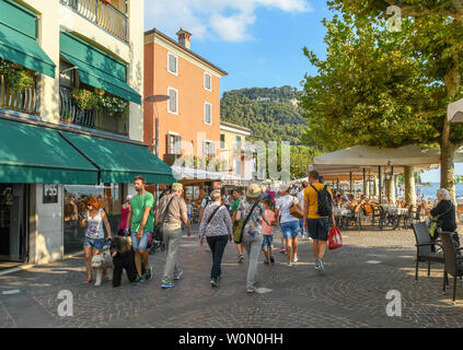 GARDA, Italia - Settembre 2018: persone che passeggiano lungo la passeggiata nella città del Garda sul Lago di Garda. Foto Stock