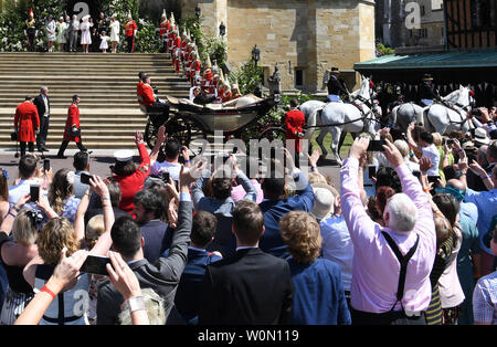 La Gran Bretagna è il principe Harry, duca di Sussex e sua moglie Meghan, duchessa di Sussex ride in a cavallo Ascot Landau carrello durante una processione dopo il royal wedding cerimonia in alla cappella di San Giorgio al Castello di Windsor, a Windsor, in Inghilterra il 19 maggio 2018 Foto Stock