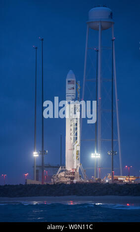 L'orbitale ATK Antares rocket, con il veicolo spaziale Cygnus onboard, è visto a Launch Pad-0A, all'alba del 20 maggio 2018, a Wallops Flight Facility in Virginia. L'Antares si avvierà con il veicolo spaziale Cygnus riempito con 7.400 libbre di cargo per la Stazione Spaziale Internazionale (ISS), compresa la scienza esperimenti, equipaggio forniture e hardware del veicolo. La missione è ATK orbitale della nona contratti consegna merci volo per ISS per la NASA. Foto NASA da Aubrey Gemignani/UPI Foto Stock