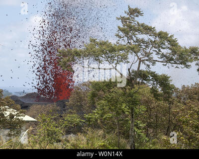 Un diciassettesimo fessura di lava erutta centinaia di metri di distanza in aria durante un vulcano focolaio nel Maggio 18, 2018 Pahoa, Hawaii. In risposta al continuo scoppio, più di cento membri delle Hawaii National Guard sono stati chiamati ad assistere Hawaii agenzie della contea come parte di una operazione denominata Task Force Hawaii. Foto di Senior Airman Giovanni Linzmeier/STATI UNITI Air National Guard/UPI Foto Stock