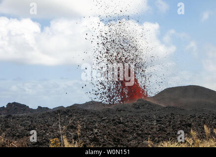 Un diciassettesimo fessura di lava erutta durante un vulcano focolaio nel Maggio 18, 2018 Pahoa, Hawaii. La zona residenziale, Leilani Estates, è stata evacuata ed è sorvegliato dalle autorità locali con il supporto dai membri delle Hawaii National Guard. L'attivato guardie stanno fornendo circa-il-orologio di presenza e di orientamento per gli sfollati. Foto di Senior Airman Giovanni Linzmeier/STATI UNITI Air National Guard/UPI Foto Stock