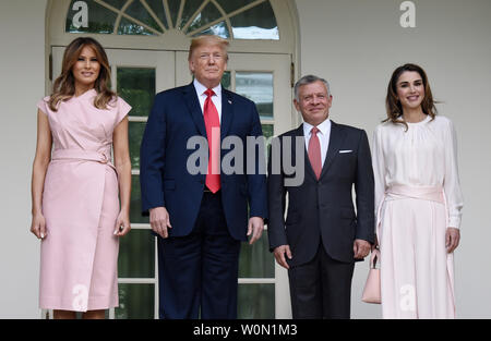 Stati Uniti Presidente Donald Trump, uniti da first lady Melania Trump e il re Abdullah II e la Regina Rania di Giordania, offre commento ai media come si cammina per l'Ufficio ovale per un incontro alla Casa Bianca il 25 giugno 2018. Foto di Olivier Douliery/UPI Foto Stock