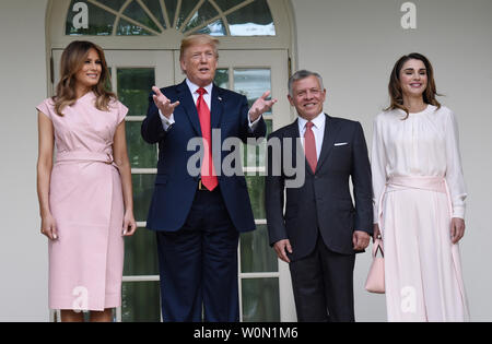 Stati Uniti Presidente Donald Trump, uniti da first lady Melania Trump e il re Abdullah II e la Regina Rania di Giordania, offre commento ai media come si cammina per l'Ufficio ovale per un incontro alla Casa Bianca il 25 giugno 2018. Foto di Olivier Douliery/UPI Foto Stock