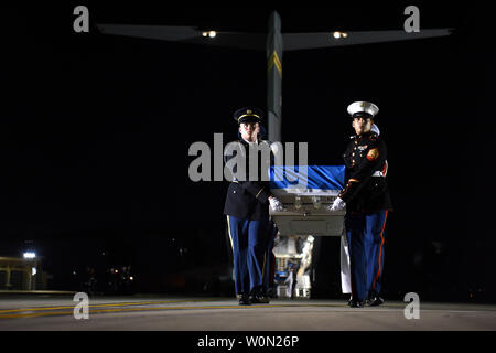 I membri delle Nazioni Unite il comando Guardia d'onore spostare dignitosa casi di trasferimento da una C-17 Globemaster III in un altro durante una cerimonia di rimpatrio a Osan Air Base, Repubblica di Corea, il 1 agosto 2018. Il percorso UNC rimpatriati 55 casi di resti da PeopleÕs democratica Repubblica di Corea. Foto di SrA Kelsey Tucker/STATI UNITI Air Force/UPI Foto Stock