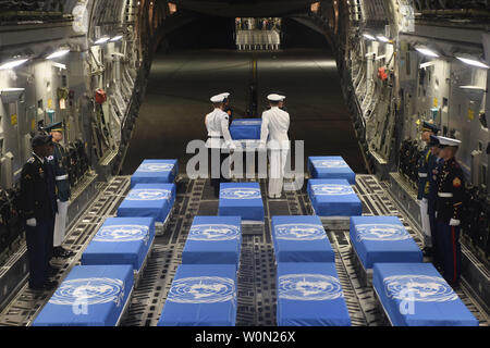 I membri delle Nazioni Unite il comando Guardia d'onore spostare dignitosa casi di trasferimento da una C-17 Globemaster III in un altro durante una cerimonia di rimpatrio a Osan Air Base, Repubblica di Corea, il 1 agosto 2018. Il percorso UNC rimpatriati 55 casi di rimane restituito dalla Repubblica Popolare Democratica di Corea. Foto di A1C Ilyana Escalona/STATI UNITI Air Force/UPI Foto Stock