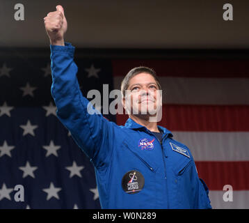 L'astronauta della NASA Bob Behnken è visto durante un evento della NASA dove è stato annunciato che egli, e l'astronauta della NASA Doug Hurley sono assegnati a SpaceX l'equipaggio di Demo Dragon-2 volo verso la stazione spaziale internazionale, il 3 agosto del 2018, alla NASA Johnson Space Center a Houston, Texas. Gli astronauti assegnato all equipaggio il primo test di volo e le missioni del Boeing CST-100 Starliner e equipaggio SpaceX Dragon sono stati annunciati durante l'evento. Foto NASA da Bill Ingalls/UPI Foto Stock