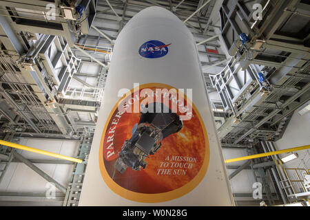 La United Launch Alliance Delta IV Heavy rocket carenatura del payload è visto con la NASA e Parker sonda solare emblemi, in data 8 agosto 2018, al Launch Complex 37, Cape Canaveral Air Force Station, Florida. Parker sonda solare viaggeranno attraverso l'atmosfera SunÕs, più vicino alla superficie di un qualsiasi veicolo spaziale prima di esso. Foto NASA da Bill Ingalls/UPI Foto Stock