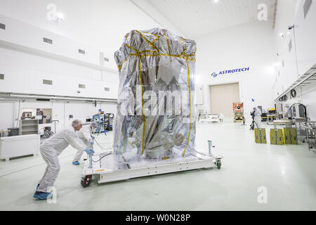 NASA Parker sonda solare è spostabile in posizione in una camera pulita in Astrotech operazioni nello spazio in Titusville, Florida, per il pre-test di lancio e preparati. Il 3 aprile 2018, il veicolo spaziale è stato trasportato dalla NASA Goddard Space Flight Center in Greenbelt, Maryland, a base comune Andrews dal carrello, quindi attraverso un U.S. Air Force C-17 per Titusville. Parker sonda solare viaggeranno attraverso l'atmosfera SunÕs, più vicino alla superficie di un qualsiasi veicolo spaziale prima di esso. Foto di Ed Whitman/NASA/Johns Hopkins APL/UPI Foto Stock