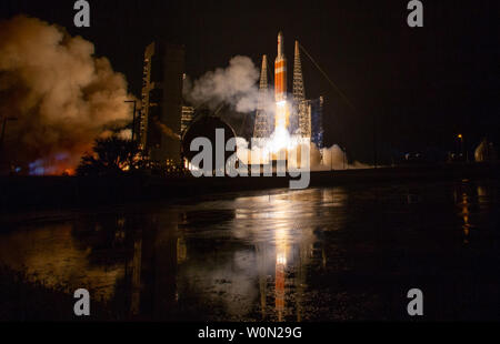 La United Launch Alliance Delta IV pesanti lanci di razzi di NASA Parker sonda solare a toccare il sole, il 12 agosto 2018, dal complesso di lancio 37 alla Cape Canaveral Air Force Station, Florida. Parker sonda solare è umanità del primo missione in una parte del Sun di atmosfera denominata corona. Qui sarà esplorare direttamente i processi solari che sono la chiave per la comprensione e la previsione di spazio eventi meteo che possono influenzare la vita sulla terra. Foto NASA da Bill Ingalls/UPI Foto Stock