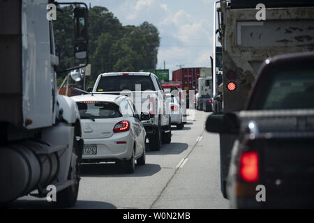 Carolina del Sud residenti spostare lentamente lungo la US Highway 278 dopo il Governatore Henry McMaster rilasciato una evacuazione obbligatoria della città costiere in preparazione per l'uragano Florence di allagamento imminente, venti e pioggia. Secondo il National Hurricane Center, Firenze, che potrebbe fare approdo da giovedì, si prevede di portare una minaccia per la vita Onda di tempesta e la pioggia a porzioni del Carolinas e mid-Atlantic membri. Foto di Technical Sgt. Chris Hibben/STATI UNITI Air Force/UPI Foto Stock