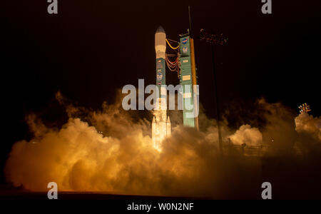 La United Launch Alliance (ULA) razzo Delta II è visto come si lancia con la NASA il ghiaccio, Cloud e terra via satellite di elevazione-2 (ICESat-2) a bordo, il 15 settembre 2018, dalla base aerea di Vandenberg in California. Il ICESat-2 missione potrà misurare il cambiamento di altezza di terra del ghiaccio. Foto NASA da Bill Ingalls/UPI Foto Stock