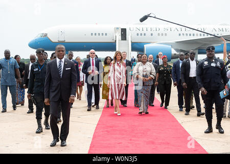 La First Lady Melania Trump è accolto dal Ghana e la first lady Rebecca Akufo-Addo al suo arrivo a Kotoka International Airport in Accra, Ghana, il 2 ottobre 2018. La first lady è di imbarcarsi per il suo primo grande solista viaggio internazionale, un corso di cinque giorni, quattro-country tour dell Africa dove lei si concentreranno sui bambini benessere. White House Foto di Andrea Hanks/UPI Foto Stock