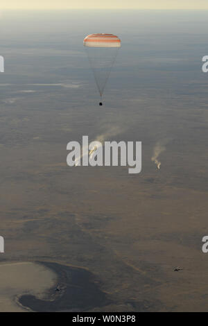 Il Soyuz MS-08 lander è visto come si atterra con spedizione 56 comandante Drew Feustel e tecnico di volo Ricky Arnold della NASA, insieme con il Tecnico di volo e comandante Soyuz Oleg Artemyev di Roscosmos vicino alla città di Zhezkazgan, Kazakistan il 4 ottobre 2018. Feustel, Arnold e Artemyev stanno ritornando dopo 197 giorni in uno spazio in cui essi sono serviti come membri della spedizione 55 e 56 equipaggi a bordo della Stazione Spaziale Internazionale. Foto NASA da Bill Ingalls/UPI Foto Stock