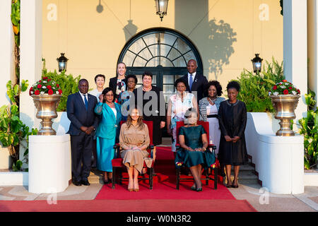 La First Lady Melania Trump in posa per una foto con Gertrude Mutharika, First Lady del Malawi, U.S. Ambasciatore in Malawi Palmiere di Virginia e gli ospiti su Ottobre 4, 2018 in Malawi membro House a Lilongwe, Malawi. La first lady è di imbarcarsi per il suo primo grande solista viaggio internazionale, un corso di cinque giorni, quattro-country tour dell Africa dove lei si concentreranno sui bambini benessere. White House Foto di Andrea Hanks/UPI Foto Stock