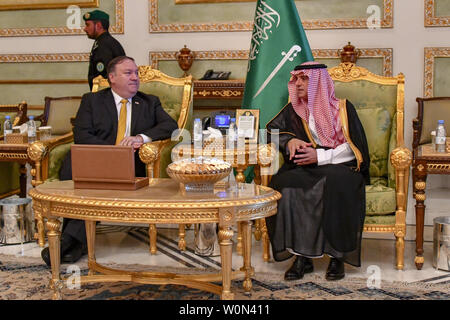 Stati Uniti Il segretario di Stato Mike Pompeo incontra il ministro degli Esteri saudita Adel al-Jubeir a Riyadh il 16 ottobre 2018. Pompeo viaggiato in Arabia Saudita per discutere il mistero che circonda la scomparsa del giornalista Jamal Khashoggi. Khashoggi, un residente negli Stati Uniti e Washington Post collaboratore vanificata dall'Arabia consolato a Istanbul due settimane fa, portando a relazioni che egli è stato ucciso sul sito. Foto di U.S. Dipartimento di Stato/UPI Foto Stock