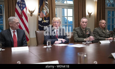 Il Presidente degli Stati Uniti, Trump fa una dichiarazione ai media come egli si prepara a ricevere un briefing da alti capi militari nel Cabinet Room della Casa Bianca di Washington, DC Martedì, Ottobre 23, 2018. Il Presidente ha preso le domande sulle proposte di forza dello spazio, immigrazione, il caravan e Arabia azioni nell'uccisione di Jamal Khashoggi. Da sinistra a destra: il Segretario alla difesa degli Stati Uniti James Mattis; il Presidente; US Marine Corps Generale Joseph F. Dunford, Presidente del Comune di capi di Stato Maggiore, e US Marine Corps generale Robert B. Neller, Comandante della Marine Corps. Foto Stock