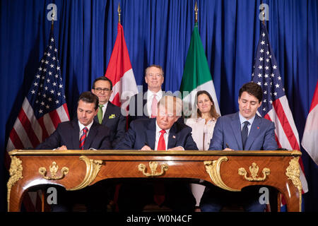 Presidente Trump è unita mediante il presidente messicano Enrique Peña Nieto e il primo ministro canadese Justin Trudeau al USMCA cerimonia di firma il 30 novembre 2018 a Buenos Aires, Argentina. Il trio ha firmato un nuovo accordo per sostituire il 1994 Accordo nordamericano di libero scambio al vertice G20 in Argentina. Foto di Shealah Central Plaza Hotel/White House/UPI Foto Stock