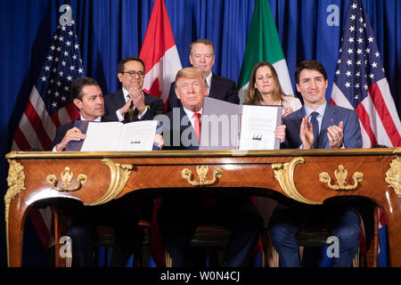 Presidente Trump è unita mediante il presidente messicano Enrique Peña Nieto e il primo ministro canadese Justin Trudeau al USMCA cerimonia di firma il 30 novembre 2018 a Buenos Aires, Argentina. Il trio ha firmato un nuovo accordo per sostituire il 1994 Accordo nordamericano di libero scambio al vertice G20 in Argentina. Foto di Shealah Central Plaza Hotel/White House/UPI Foto Stock