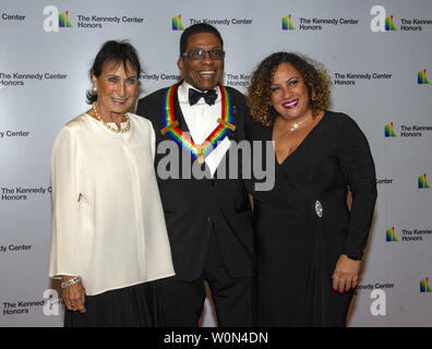 Herbie Hancock, un 2013 Kennedy Center honoree e sua moglie, GiGi, sinistra, e la figlia Jessica, destra arrivare per la formale dell'artista la cena in onore di destinatari della quarantunesima edizione annuale di Kennedy Center Honors ospitati dagli Stati Uniti il vice Segretario di Stato John J. Sullivan presso il Dipartimento di Stato a Washington D.C. il Sabato, 1 dicembre 2018. Il 2018 honorees sono: la cantante e attrice Cher; il compositore e pianista Philip Glass; Country Music entertainer Reba Mcentire; e il sassofonista jazz e compositore Wayne Shorter. Quest'anno, la co-creatori di Hamilton scrittore e attore Lin-Manuel Miranda, Foto Stock