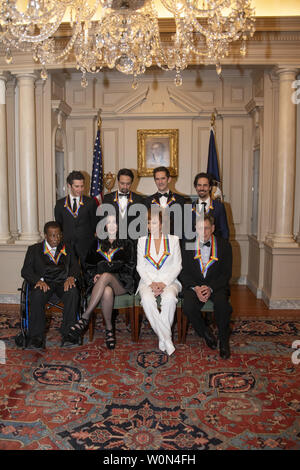 I destinatari della quarantunesima edizione annuale di Kennedy Center Honors posano per una foto di gruppo a seguito di una cena ospitata da Stati Uniti vice Segretario di Stato John J. Sullivan in loro onore presso il Dipartimento di Stato a Washington D.C. il Sabato, 1 dicembre 2018. Da sinistra a destra bancata posteriore: Thomas Kail, Lin-Manuel Miranda, Andy Blankenbuehler, e Alex Lacamoire. Prima fila, da sinistra a destra: Wayne Shorter, Cher, Reba Mcentire, e Philip Glass il 2018 honorees sono: la cantante e attrice Cher; il compositore e pianista Philip Glass; Country Music entertainer Reba Mcentire; e il sassofonista jazz e Campos Foto Stock