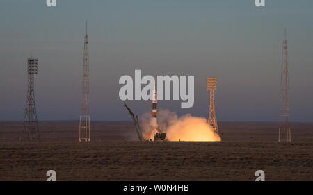 Un booster Soyuz lanci di razzi Soyuz MS-11 navicella spaziale dal cosmodromo di Baikonur in Kazakistan, in data 3 dicembre 2018, Cosmodromo di tempo, portando Expedition 58 Soyuz Commander Oleg Kononenko di Roscosmos, Tecnico di volo Anne McClain della NASA e tecnico di volo David Saint-Jacques della Canadian Space Agency (CSA) in orbita per iniziare i loro sei e mezzo di mesi di missione sulla Stazione spaziale internazionale. Foto NASA da Aubrey Gemignani/UPI Foto Stock