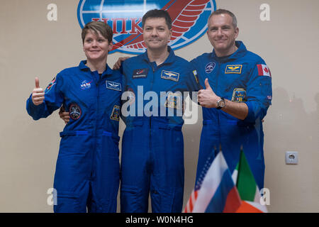 Expedition 58 il primo equipaggio, a sinistra e a destra, Tecnico di volo Anne McClain della NASA, Soyuz Commander Oleg Kononenko di Roscosmos e tecnico di volo David Saint-Jacques della Canadian Space Agency (CSA) posano per una foto a conclusione di una conferenza stampa il 2 dicembre 2018, presso il cosmonauta Hotel di Baikonur in Kazakhstan. Lancio del razzo Soyuz è prevista per il 3 dicembre e porterà Kononenko, McClain e Saint-Jacques in orbita per iniziare i loro sei e mezzo di mesi di missione sulla Stazione spaziale internazionale. Foto NASA da Aubrey Gemignani/UPI Foto Stock