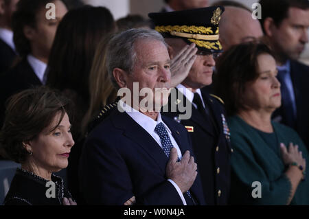 Ex U.S. Il Presidente George W Bush (C) ed ex first lady Laura Bush (C) guarda come membri di una missione militare di guardia d'onore portare lo scrigno di suo padre, ex U.S. Il Presidente George H. W. Bush, di entrare negli Stati Uniti Capitol 3 Dicembre 2018 a Washington, DC. Funerali di Stato per gli ex Stati Uniti Il Presidente Bush si terrà a Washington per i prossimi tre giorni, inizio con lui giacente in stato nella rotonda del Campidoglio fino a mercoledì mattina. Foto di vittoria McNamee/UPI Foto Stock