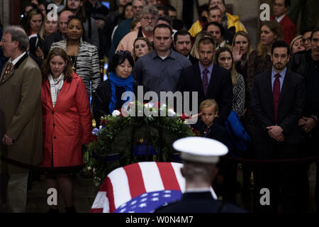 Stephen G. Leighton Jr. saluta mentre il pagamento rispetta con suo padre Stephen G. Leighton Suor come resti di ex presidente degli Stati Uniti George H. W. Bush si trovano nello stato in Campidoglio la rotunda Dicembre 3, 2018 a Washington, DC. Foto di Brendan Smialowski/UPI Foto Stock