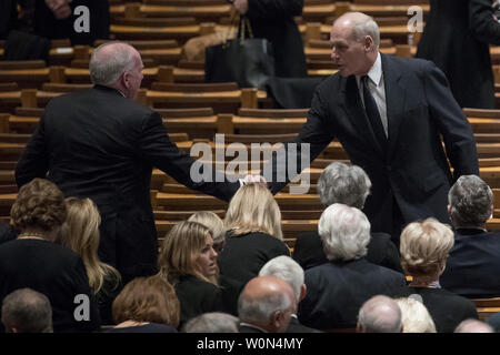 Ex Direttore della CIA John Brennan, sinistra stringe la mano con il presidente Donald Trump's capo del personale John Kelly, a destra prima di un funerale di stato per ex Presidente George H.W. Bush alla Cattedrale Nazionale, Mercoledì, Dicembre 5, 2018 a Washington, DC. Foto di Andrew Harnik/UPI Foto Stock