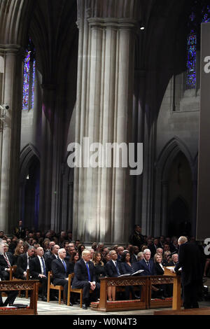 Da sinistra, presidente Donald Trump, first lady Melania Trump, ex presidente Barack Obama, Michelle Obama, ex Presidente Bill Clinton, ex Segretario di Stato Hillary Clinton ed ex Presidente Jimmy Carter di ascoltare come ex Sen. Alan Simpson, R-Wyo., parla durante un funerale di stato presso la National Cathedral, Mercoledì, Dicembre 5, 2018 a Washington, per l'ex Presidente George H.W. Bush. Nella seconda riga sono Vice Presidente Mike Pence e Karen Pence. Foto di Alex Brandon/UPI Foto Stock