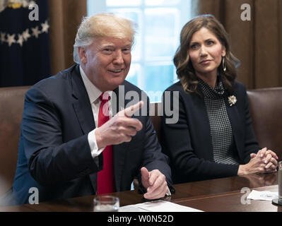 Il Presidente degli Stati Uniti, Trump si incontra con i governatori eletti alla Casa Bianca di Washington il 13 dicembre 2018. Seduto a destra è governatore- eleggere Kristi noem del Sud Dakota. Foto di Chris Kleponis Foto Stock