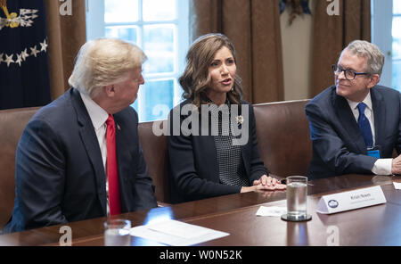 Il governatore eletto Kristi noem del Sud Dakota parla durante una riunione ospitata dal presidente degli Stati Uniti Trump con i governatori eletti alla Casa Bianca di Washington il 13 dicembre 2018. Foto di Chris Kleponis/UPI Foto Stock