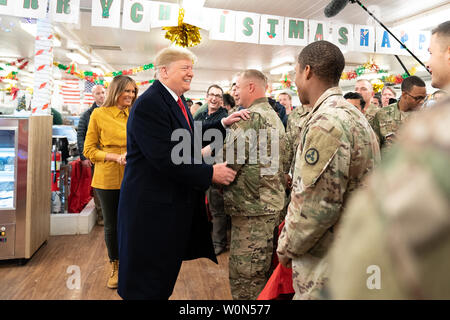 Presidente Trump e la First Lady Melania Trump agitare le mani e parlare con le truppe degli Stati Uniti il 26 dicembre 2018, all'Al-Asad Airbase in Iraq. Foto di Shealah Central Plaza Hotel/White House/UPI Foto Stock
