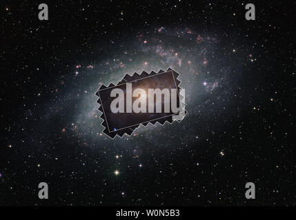 Questo ampio campo di vista, rilasciato il 7 gennaio 2019, mostra il Triangulum Galaxy - noto anche come Messier 33 - come si vede dal suolo. La misura della nuova grande mosaico creato con la NASA/ESA Telescopio Spaziale Hubble è mostrato dalla forma irregolare e la regione dell'immagine principale qui presentato dal rettangolo entro di essa. Foto di NASA/ESA/UPI Foto Stock