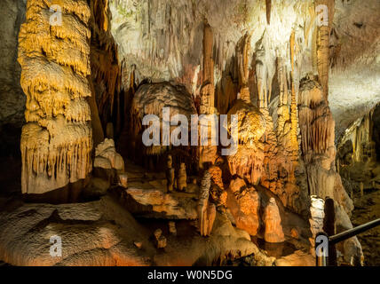 Strane formazioni rocciose in metropolitana in grotta Foto Stock