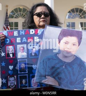 'Angelo madre" Angie Marfin Vargas, che avrebbe perso un figlio al reato commesso da un clandestino, aholds fino foto dopo il Presidente degli Stati Uniti, Trump dichiarata Emergenc nazionale oltre il confine meridionale e la necessità per la sicurezza alle frontiere nel Giardino di Rose alla Casa Bianca di Washington il 15 febbraio 2019. Trump citato la droga e le piste come una ragione. Foto di Chris Kleponis/UPI Foto Stock