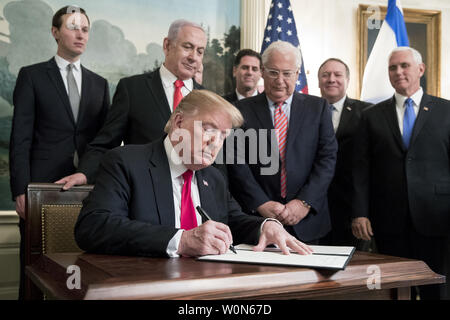 Presidente Donald Trump segni un ordine riconoscendo le alture del Golan come territorio israeliano, nella parte anteriore del Primo Ministro israeliano Benjamin Netanyahu indietro (C), la carriera diplomatica Sala di accoglienza della Casa Bianca di Washington il 25 marzo 2019. Anche nella foto è Senior Advisor del Presidente Jared Kushner (TORNA L), l'Ambasciatore degli Stati Uniti a Israele David Friedman (3-R) e il Segretario di Stato americano Mike Pompeo (2-R) e Vice Presidente USA Mike pence (R). Foto di Michael Reynolds/UPI Foto Stock