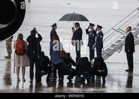 Il presidente statunitense Trump fasi off Air Force One a base comune Andrews, Maryland, 26 aprile 2019. Presidente Trump sta tornando da Indianapolis dove ha tenuto un discorso presso la National Rifle Association riunione annuale. Foto di Shawn Thew Foto Stock