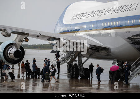 Il presidente statunitense Trump fasi off Air Force One a base comune Andrews, Maryland, 26 aprile 2019. Presidente Trump sta tornando da Indianapolis dove ha tenuto un discorso presso la National Rifle Association riunione annuale. Foto di Shawn Thew Foto Stock