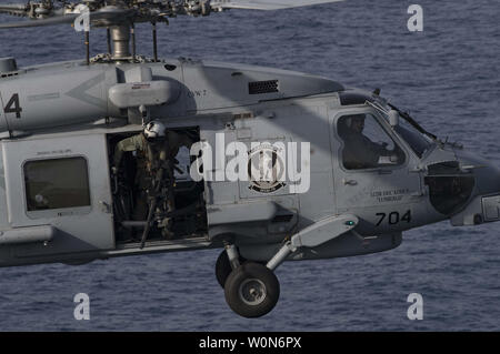 Naval Aircrewman (elicottero) 2a classe Patrick Barry, da St. Louis, osserva il ponte di volo della Nimitz-class portaerei USS Abraham Lincoln (CVN 72) prima di atterrare un MH-60R Sea Hawk elicottero da 'Grifoni' di elicottero Maritime Strike Squadron (HSM) 79 il 12 maggio 2019. Abraham Lincoln Carrier Strike gruppo (ABECSG) è distribuito negli Stati Uniti. Comando centrale area di responsabilità al fine di difendere le forze americane e interessi nella regione. Foto di MC3 Smalley ambra/STATI UNITI Navy/UPI Foto Stock