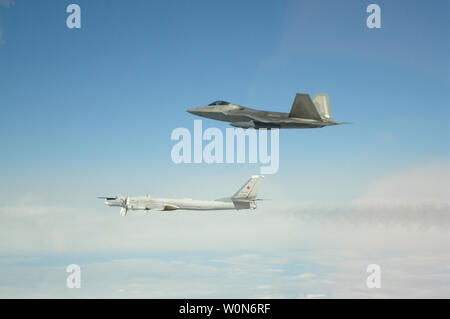 In questa foto dal NORAD un americano F-22 vola lungo il lato un russo Tupolev Tu-95 bombardiere inserendo l'Alaskan difesa aerea della zona di identificazione (ADIZ) il 20 maggio 2019. Due coppie di F-22s, lungo con un'e-3 Airborne Early Warning e il sistema di controllo, dal North American Aerospace Defense Command (NORAD) identificati positivamente e intercettato un totale di quattro Tupolev Tu-95 bombardieri e due Su-35 fighters il ADIZ. UPI Foto Stock